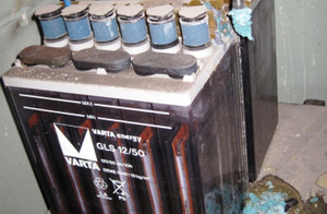 A-Severe-Case-of-Vented-Lead-Acid-Battery-Corrosion-Lead-Holder-BY-CC-3.0-Share-Alike-702x459.jpg