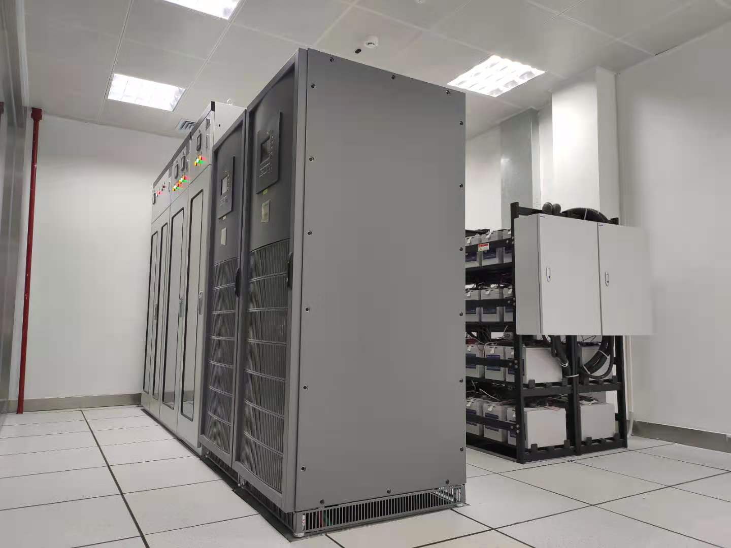 حامل بطارية UPS في المستشفى في الممر السريري 